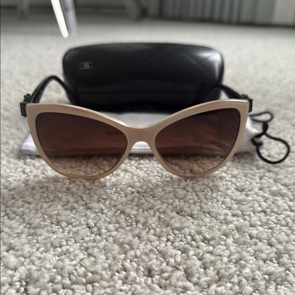 CHANEL Classic Cat Eye Cream and Black Sunglasses with Protective Accessories - Picture 6 of 8